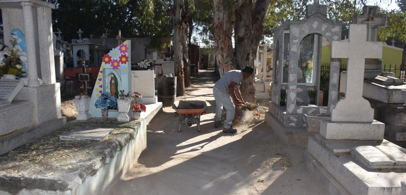 Inicia limpieza de accesos principales a cementerios municipales de Soledad