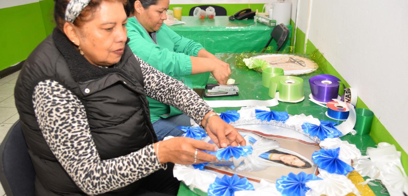 Ayuntamiento de Soledad brinda cursos gratuitos en la elaboración de coronas por Día de Muertos