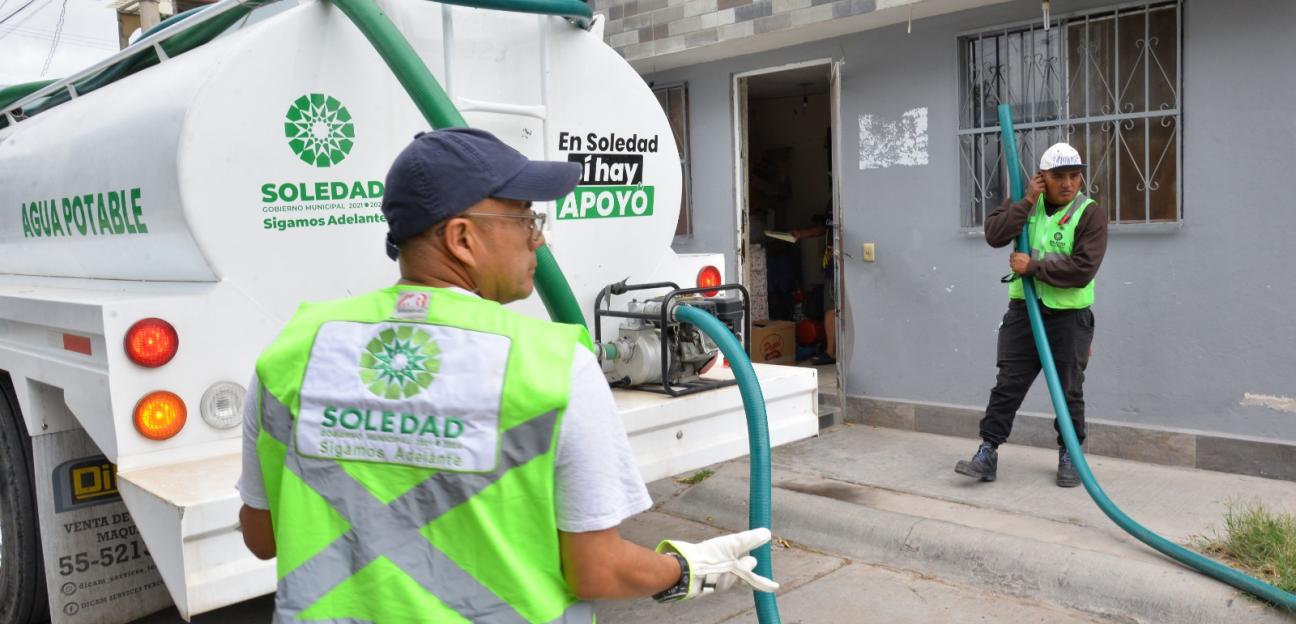 Alcaldesa de Soledad supervisa entrega gratuita de agua, ante constante desabasto en colonias