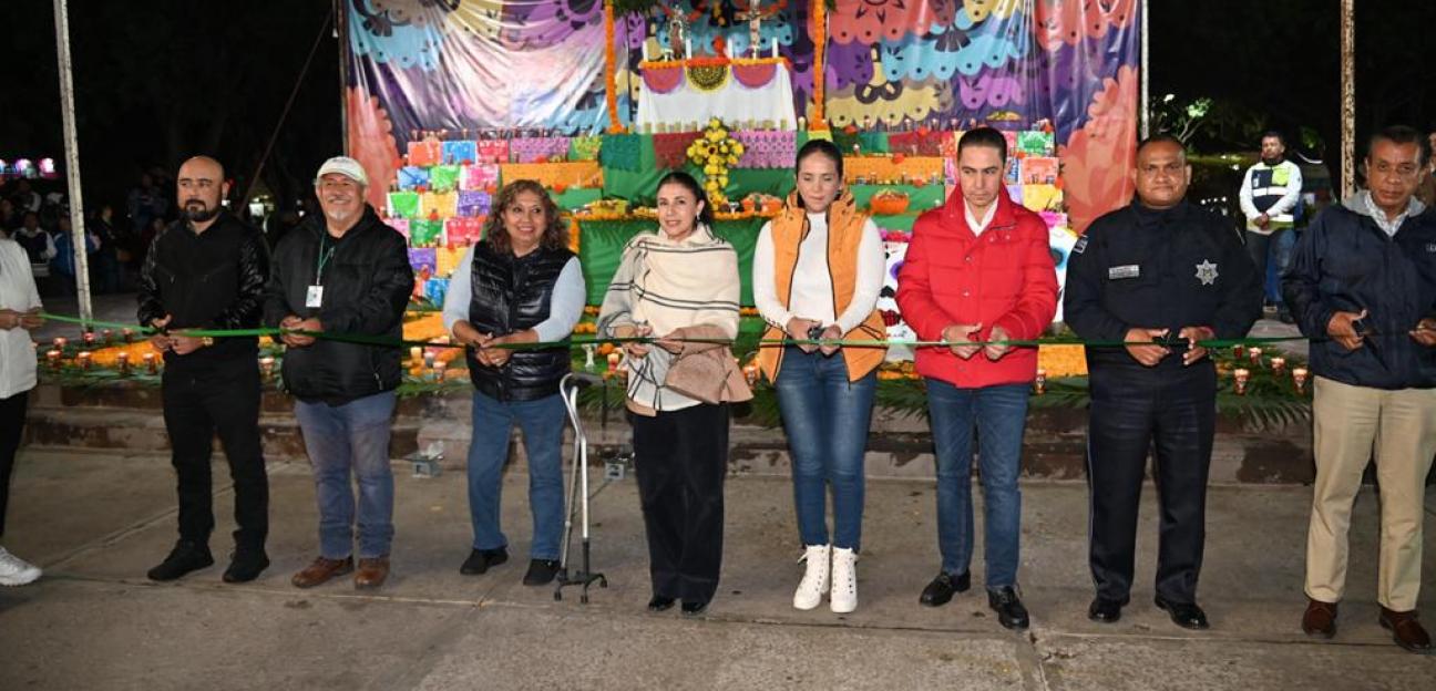Alcaldesa Leonor Noyola inauguró Altar Monumental en la Plaza Principal