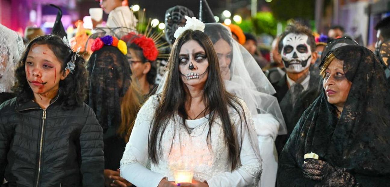Terror, música y unión familiar, en la primera Callejoneada por Día de Muertos en Soledad