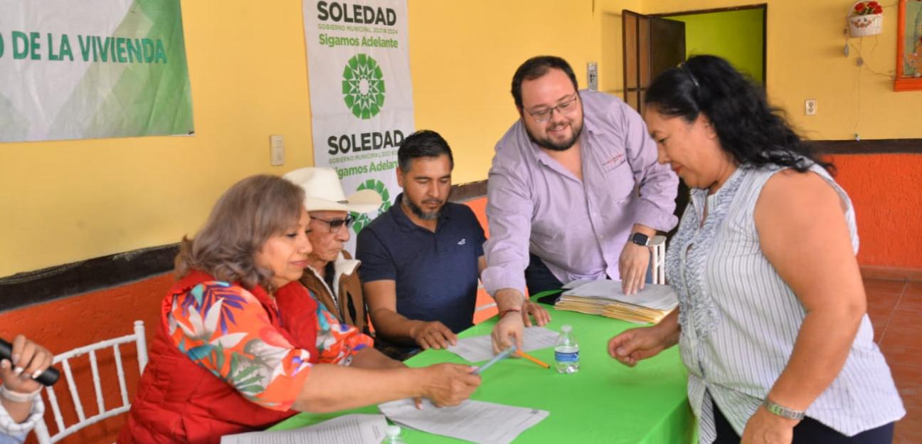 Alcaldesa de Soledad continúa apoyando en la regularización de predios, 30 familias firman escrituras