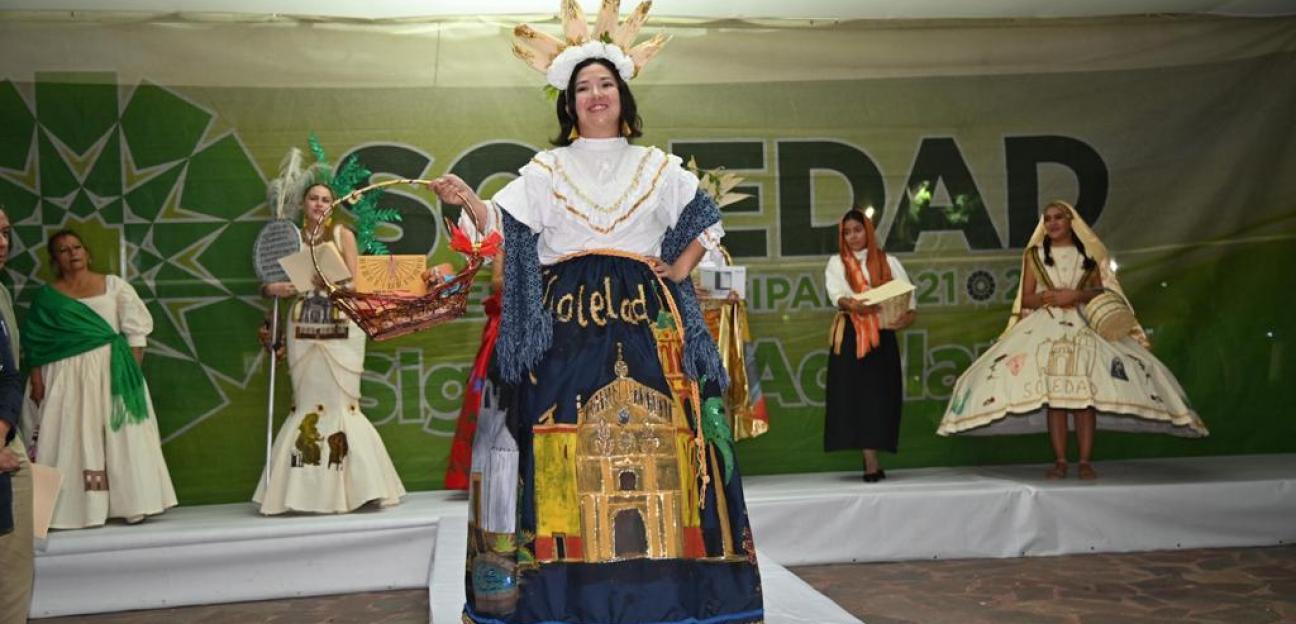 Alma Gabriela, ganadora del concurso de traje típico de Soledad de G.S.