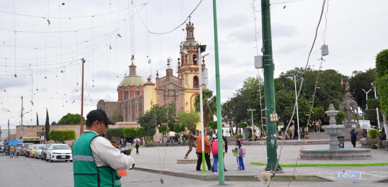 Ayuntamiento de Soledad inicia decoración navideña en plaza principal y calles