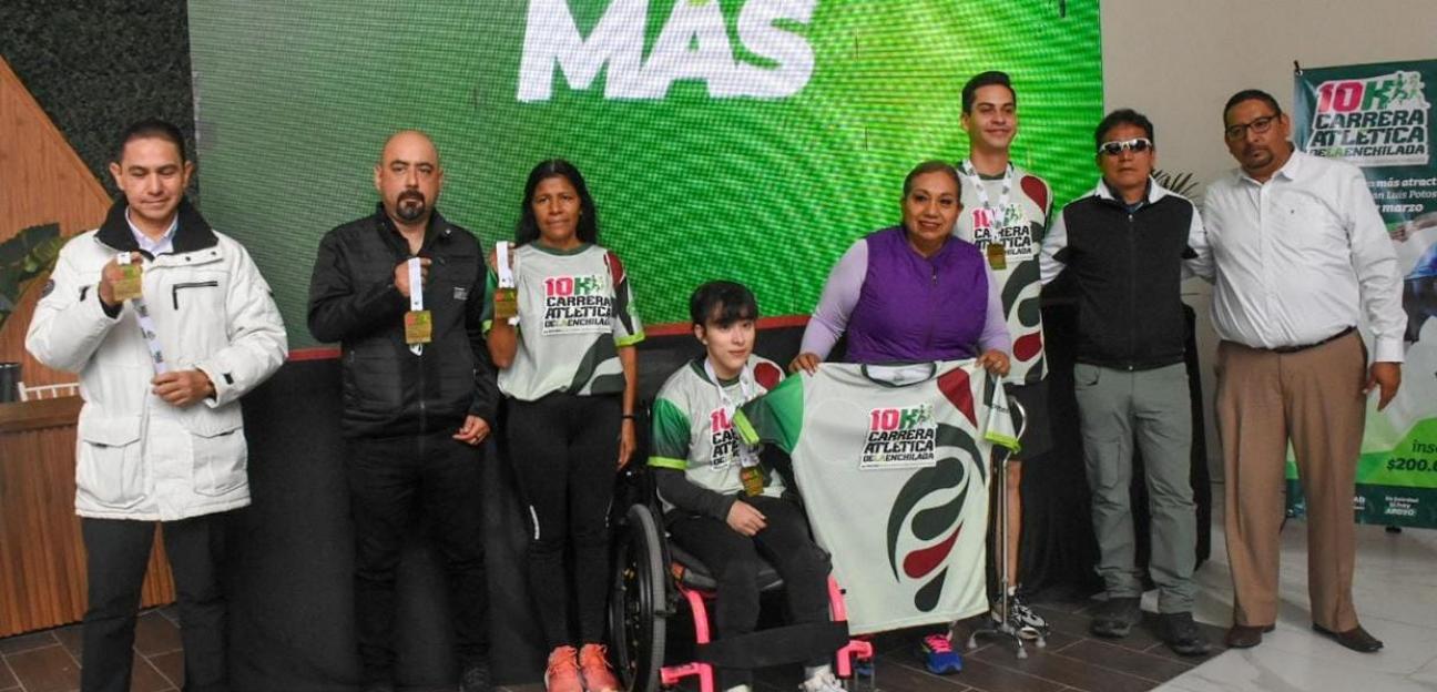 Soledad de G.S. presenta playera y medalla de la Carrera Atlética de la Enchilada