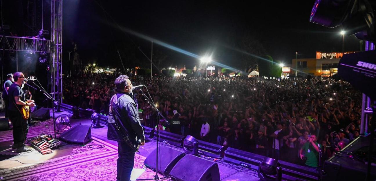 Molotov ofrece enérgico concierto a miles de asistentes en la FENAE 2024
