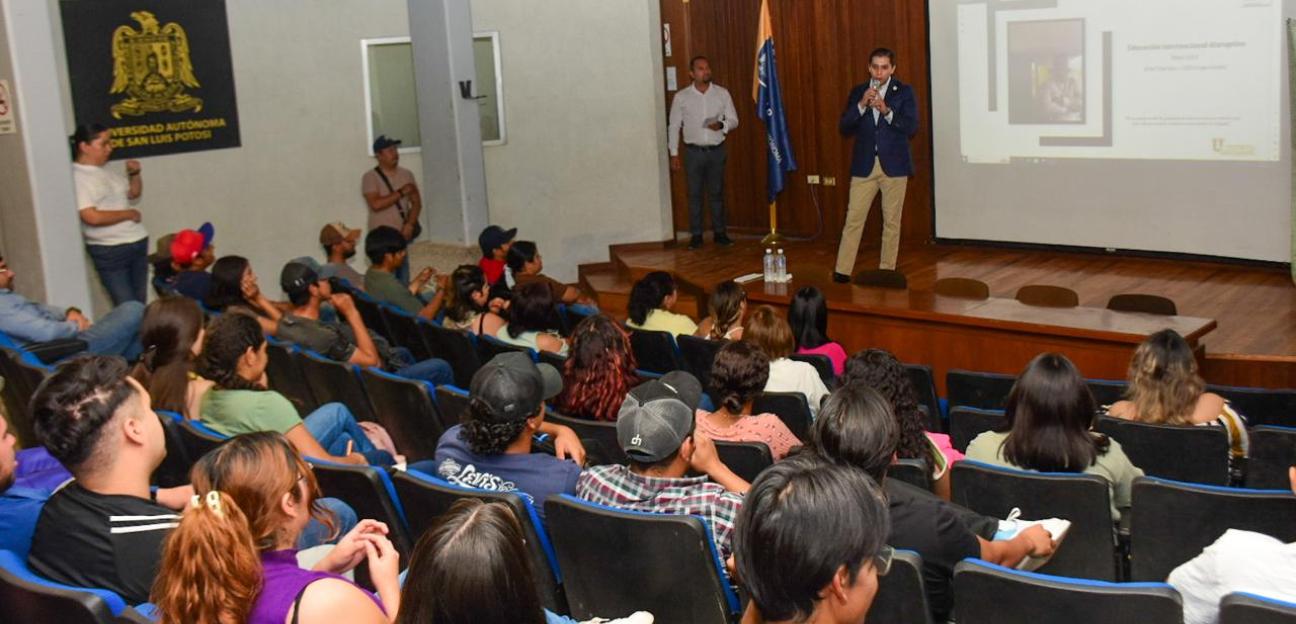 Jovenes universitarios en Soledad reciben programa de Educación Internacional