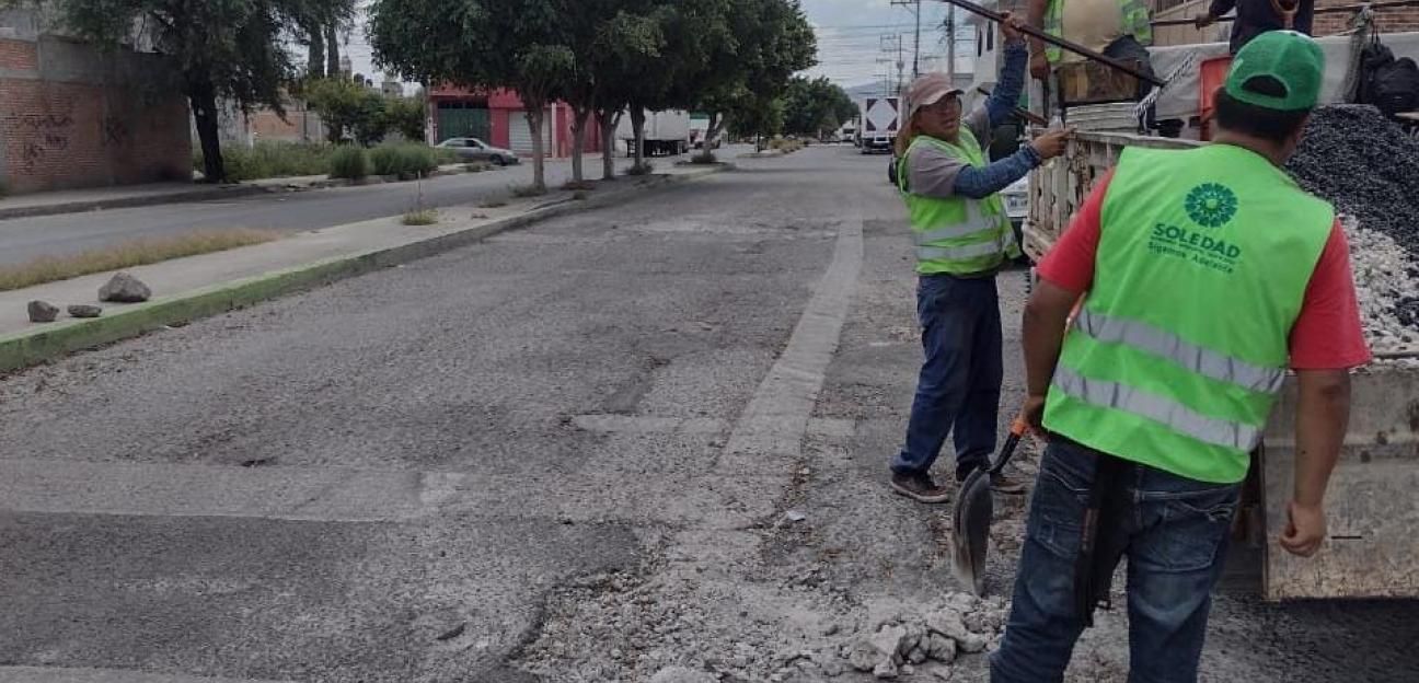 Soledad de Graciano Sánchez continúa mantenimiento vial de calles con labores de bacheo