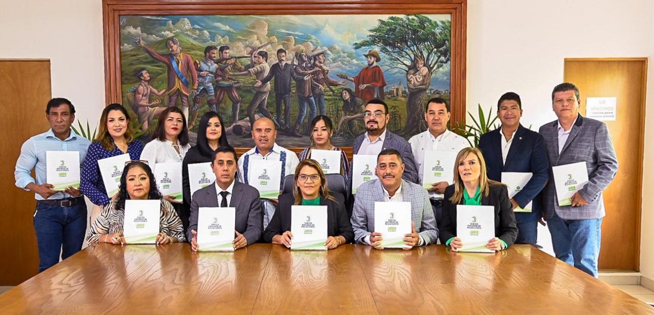 Alcaldesa de Soledad entrega documento de Tercer Informe de Resultados a Cabildo