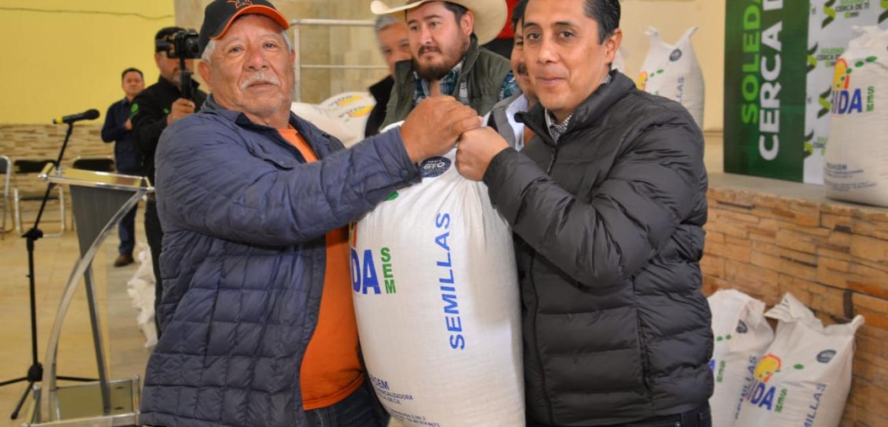 Ayuntamiento soledense cumple al sector agropecuario y entrega más paquetes de semilla